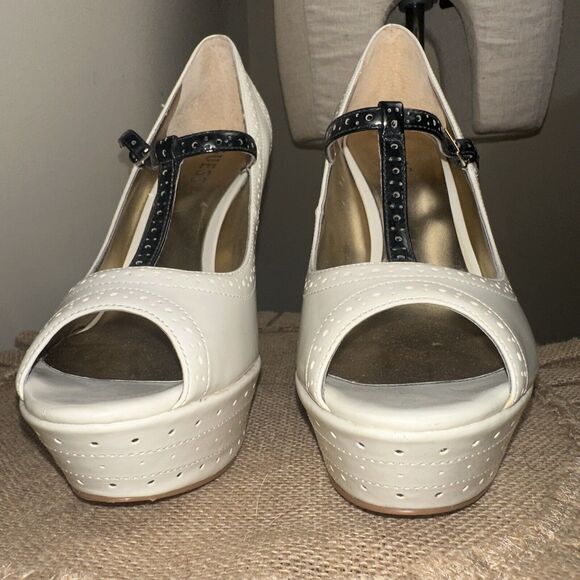 NEW Guess Platform Platform Stiletto Heel Peep Toe Cream Black T Strap Sz 9 NEW - Picture 6 of 11